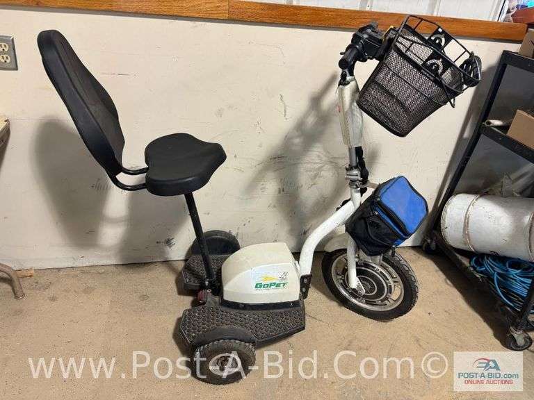 Go Pet 3 Wheel Scooter With Charger, Goes Forward, But Couldn't Find Reverse.  Runs And Drives.