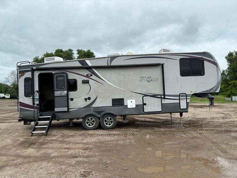 2013 Forest River Wildcat Sterling Edition Model 30 RL Fifth Wheel Camper with Gooseneck Ball Adapte
