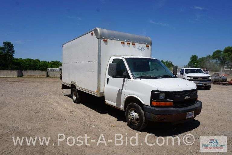 2005 Chevy 1 Ton Cube Truck, With 88, 302 Miles, 6.0 Motor, 15' Box, AM/FM
