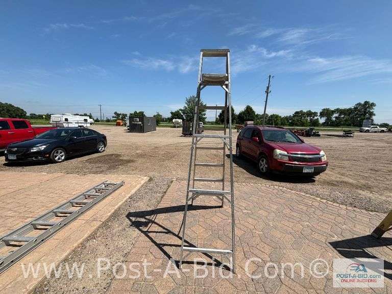 8' Aluminum Heavy Duty Step Ladder.