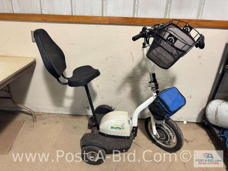 Go Pet 3 Wheel Scooter With Charger, Goes Forward, But Couldn't Find Reverse.  Runs And Drives.