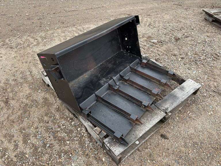 36" Manure Bucket With Dirt Plate