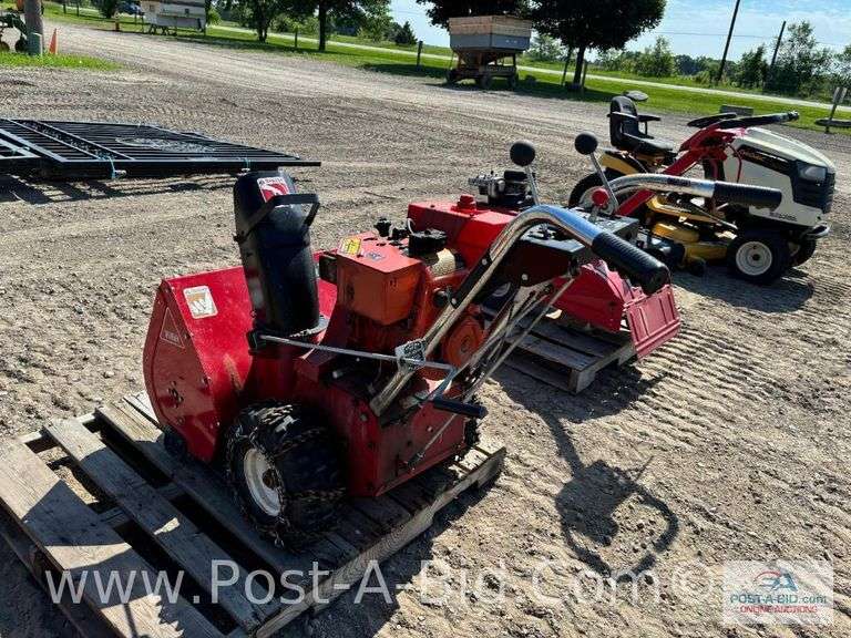 Toro 724 Snowblower, Does Not Run, Model # 38050, Serial # 7000397.