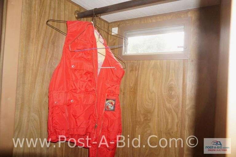 Leer Slide in Pick Up Camper, 1977, 8 1/2' Has AC, Stove, Furnace, Bathroom