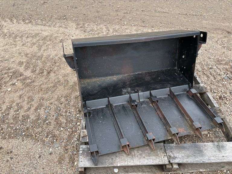 36" Manure Bucket With Dirt Plate