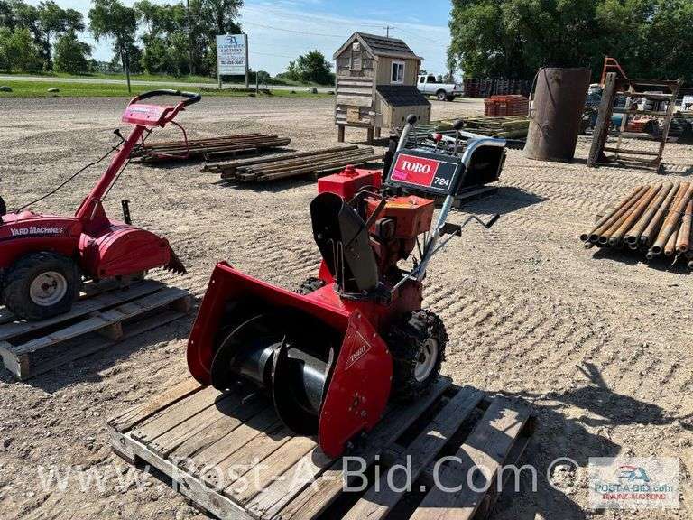 Toro 724 Snowblower, Does Not Run, Model # 38050, Serial # 7000397.