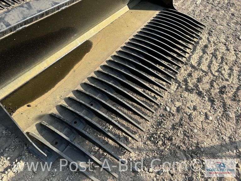 78" Bucket With Quick Tach Plate.