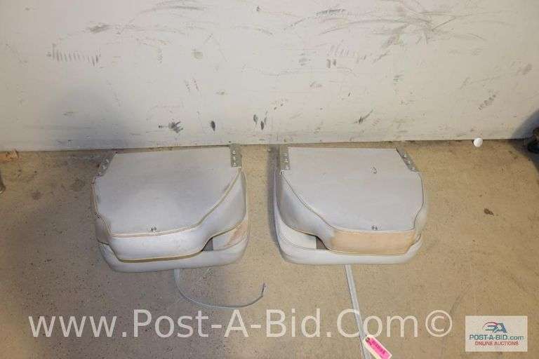 2-Boat Seats, Light Gray/Park Gray.