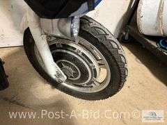 Go Pet 3 Wheel Scooter With Charger, Goes Forward, But Couldn't Find Reverse.  Runs And Drives.