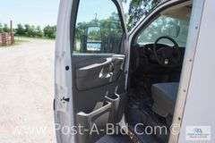 2005 Chevy 1 Ton Cube Truck, With 88, 302 Miles, 6.0 Motor, 15' Box, AM/FM