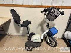 Go Pet 3 Wheel Scooter With Charger, Goes Forward, But Couldn't Find Reverse.  Runs And Drives.