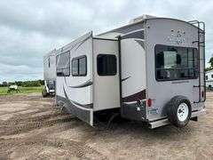 2013 Forest River Wildcat Sterling Edition Model 30 RL Fifth Wheel Camper with Gooseneck Ball Adapte
