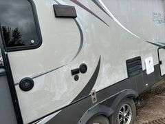 2013 Forest River Wildcat Sterling Edition Model 30 RL Fifth Wheel Camper with Gooseneck Ball Adapte