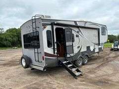 2013 Forest River Wildcat Sterling Edition Model 30 RL Fifth Wheel Camper with Gooseneck Ball Adapte