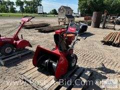 Toro 724 Snowblower, Does Not Run, Model # 38050, Serial # 7000397.