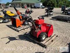 Toro 724 Snowblower, Does Not Run, Model # 38050, Serial # 7000397.