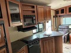 2013 Forest River Wildcat Sterling Edition Model 30 RL Fifth Wheel Camper with Gooseneck Ball Adapte