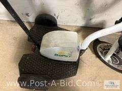 Go Pet 3 Wheel Scooter With Charger, Goes Forward, But Couldn't Find Reverse.  Runs And Drives.