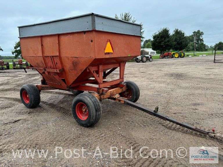 250 Bushel Gravity Box, With MN 10 Ton Running Gear.