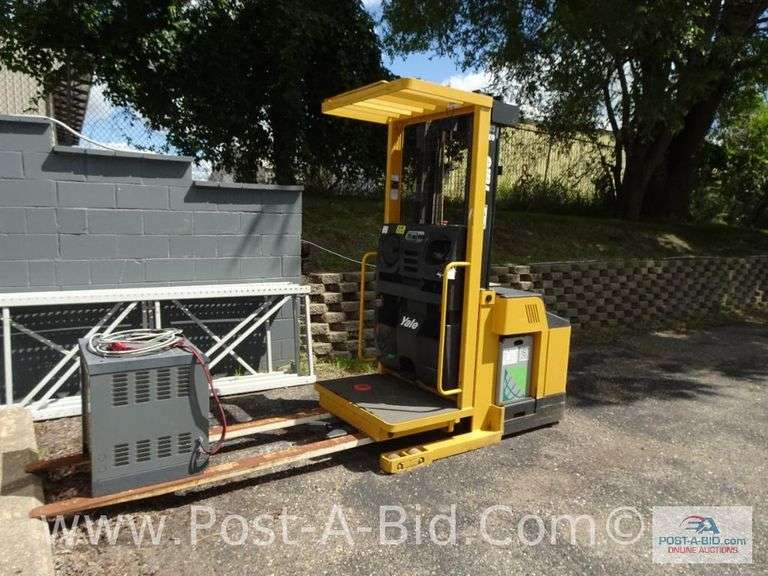 Yale Industrial Type E 260R Order Selector Lift Truck With 6' For