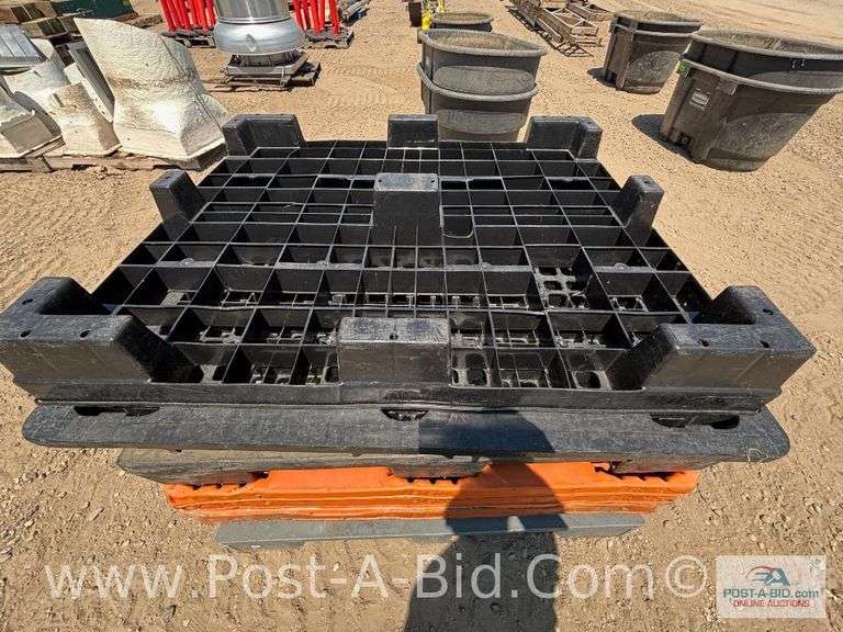 7-Plastic Pallets.