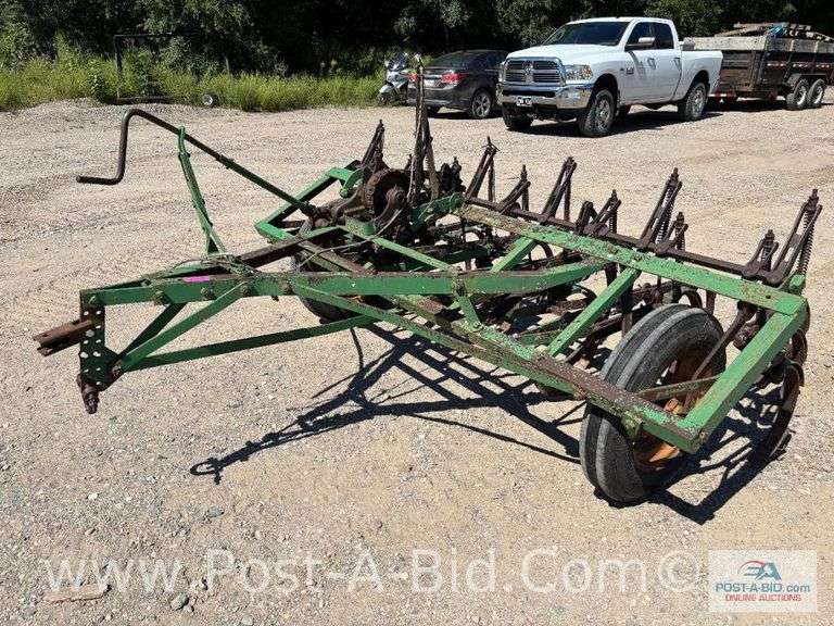 8' John Deere Digger.