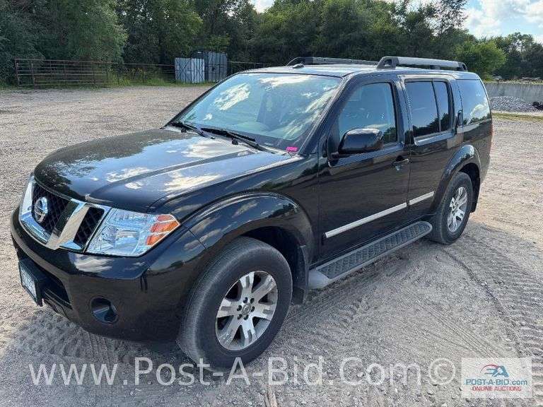 2011 Nissan Pathfinder Silver 4 x 4 Vehicle, With 160,308 Miles, V6 Motor,