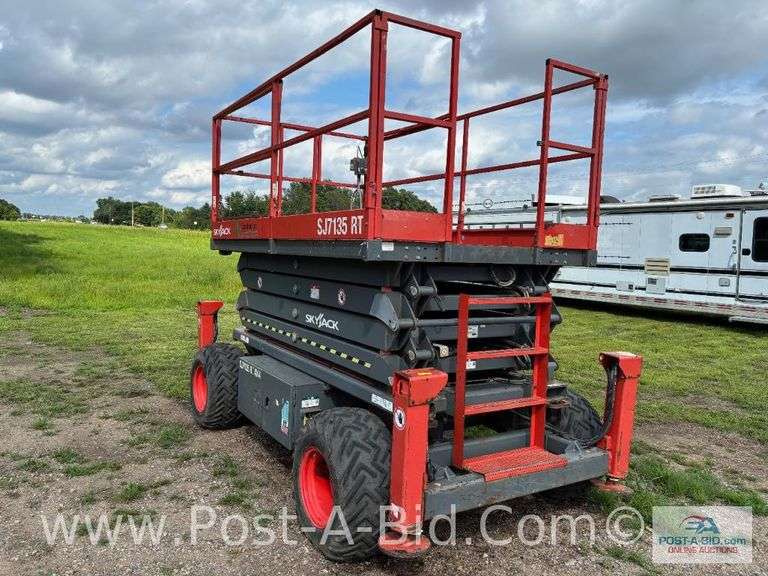 2014 Sky Jack Scissor Lift, 7135, 35' Height With Generator, Power On Deck,
