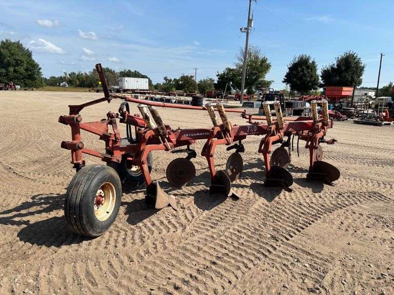 International 720 4 Bottom Moboard Plow.