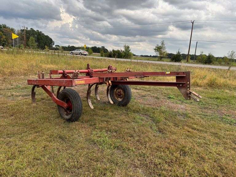 International 55 6 Shank Chisle Plow. No Ram.