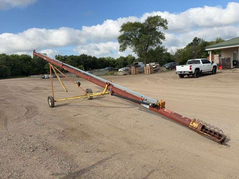 Farm King 851 Auger￼