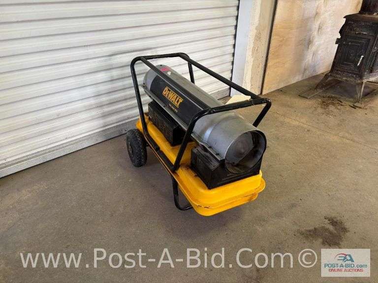 DeWalt 190,000 BTU Portable Diesel Heater, Owner Stated "Runs But Smokes Mi