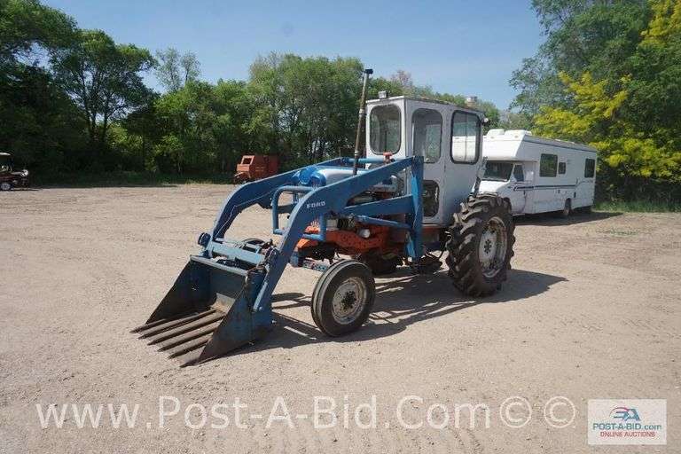 Ford 901 Tractor With Wide Front, Comes With A Narrow Front End Also
