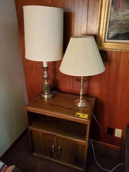 Lot of 2 brass lamps, stand table