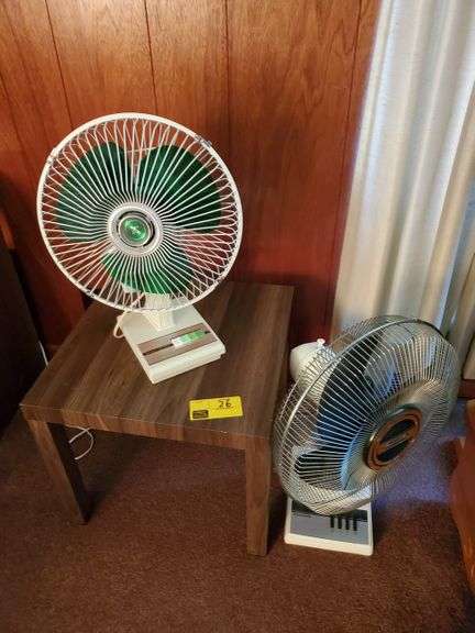 Lot of 2 oscillating tabletop fan, small stand table