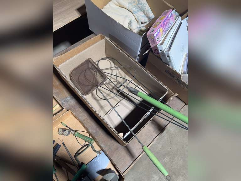 Green handle small popcorn popper and two rugs beaters