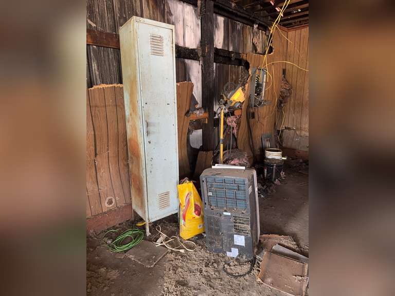 Locker, shop light, broken humidifier