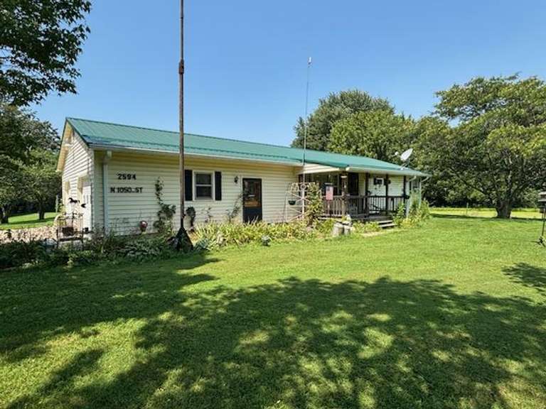 * SOLD * 2594 N. 1050th Street, Flat Rock, IL 62427