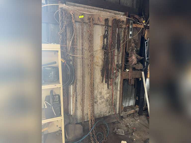 Wall of chains and boomers