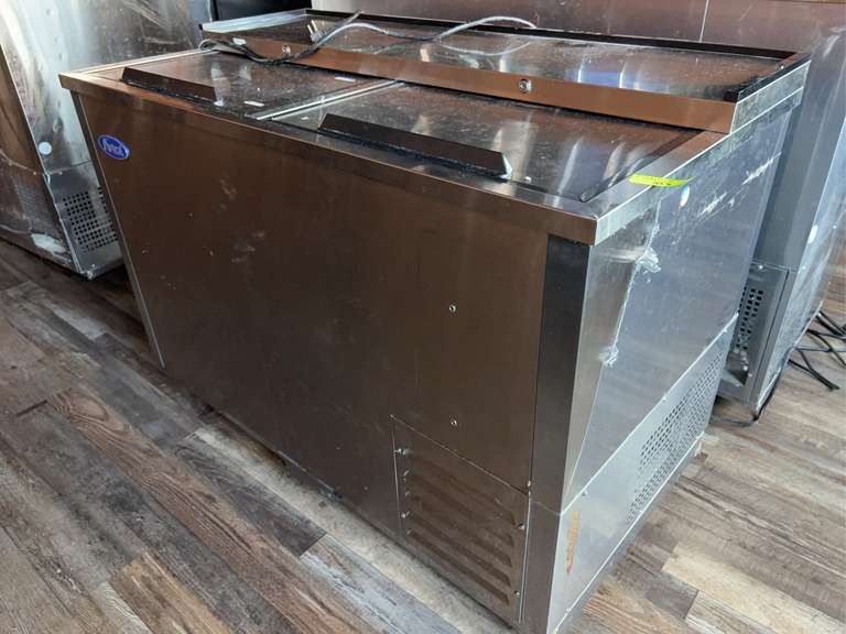 Atosa Bottle Cooler, 49.4"W × 27.8"D × 36.62"H, self-contained side mount refrigeration, 11.7 cu. ft., (2) locking sliding lids, digital temperature control, (3) epoxy coated partitions, includes bottle opener & cap catcher, stainless steel interior & exterior, 2-1/2" casters, R290 Hydrocarbon refrigerant, 1/6 HP, 115v/60/1-ph, 2.3 amps, cETLus, ETL-Sanitation Weight: 472 Ibs total