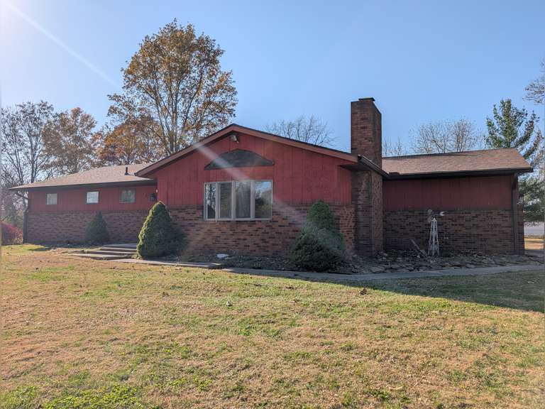 * NEW LISTING * - 12140 Shawnee Blvd, Lawrenceville, IL 62439