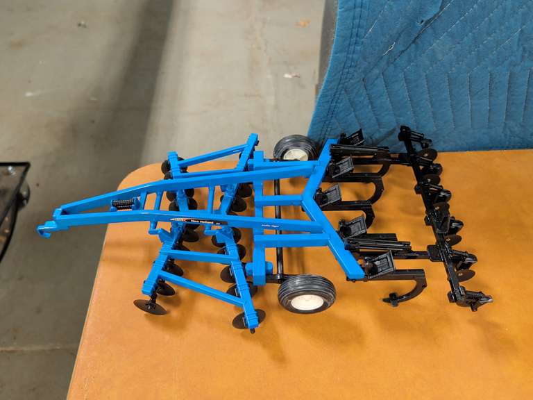 Ertl 1:16 scale Model New Holland ST770 Ecolo-Tiger disc ripper tillage cultivator