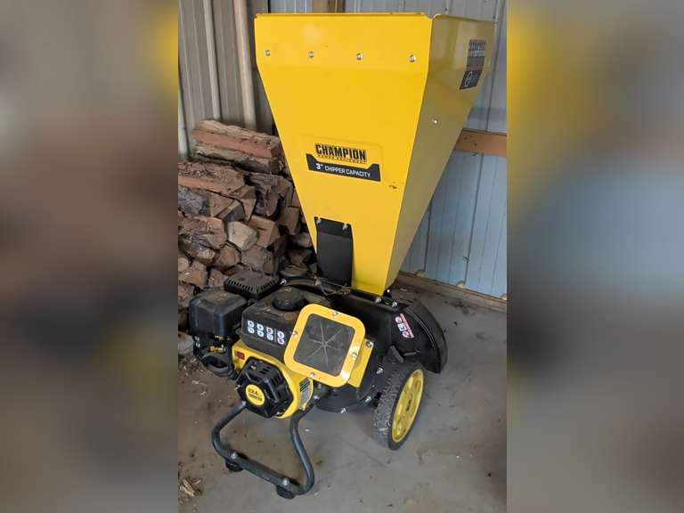 (STARTS ON FIRST PULL) Champion Power Equipment 3" Chipper capacity 224cc Chipper Model 200946 Motor Model R224P CAN ICES/002/NMB/002
