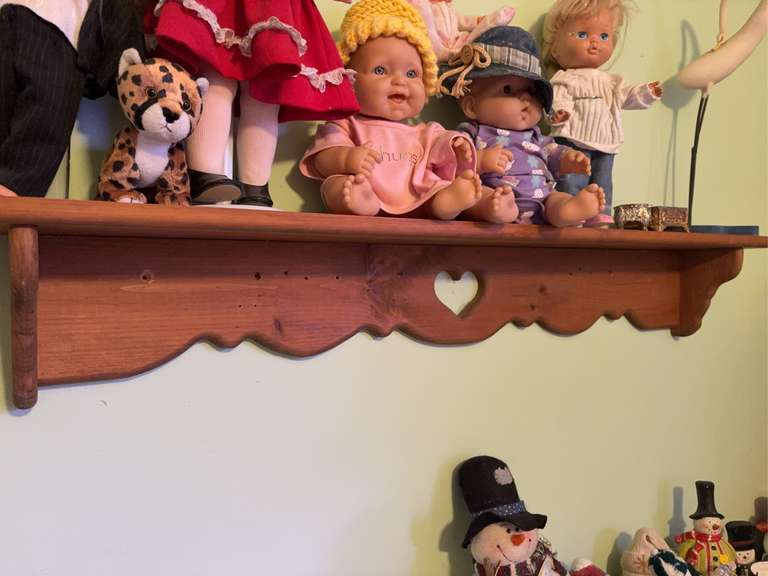 Wooden wall shelf with a heart cutout