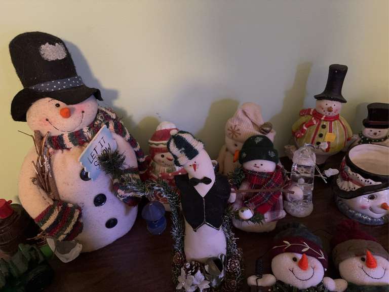 Various snowmen items