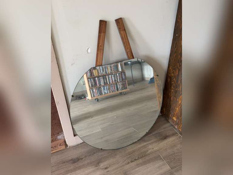 Round vanity mirror
