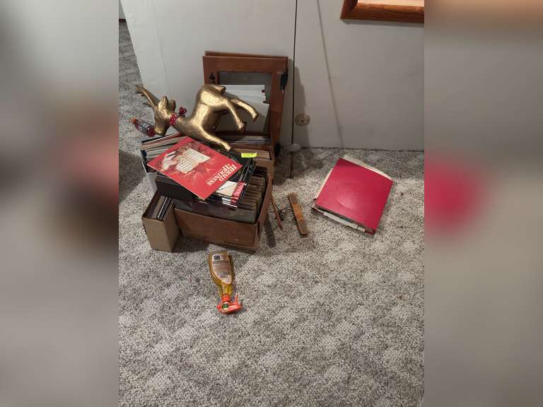 Lot of miscellaneous records and magazines
