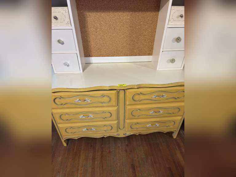 Painted chest of drawers (matches lot 303)