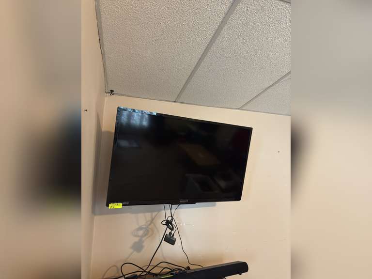 39in Magnavox Flat Screen tv with wall mount