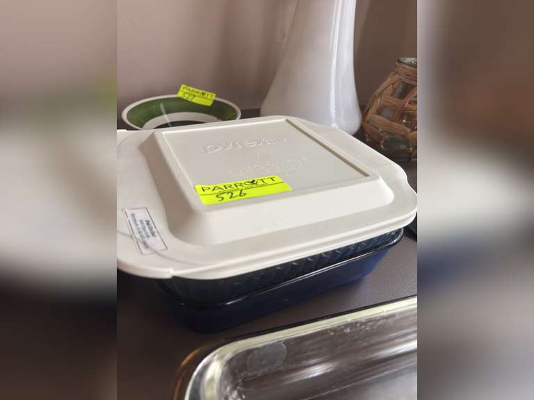 2 Pyrex baking/brownie dishes with one lid